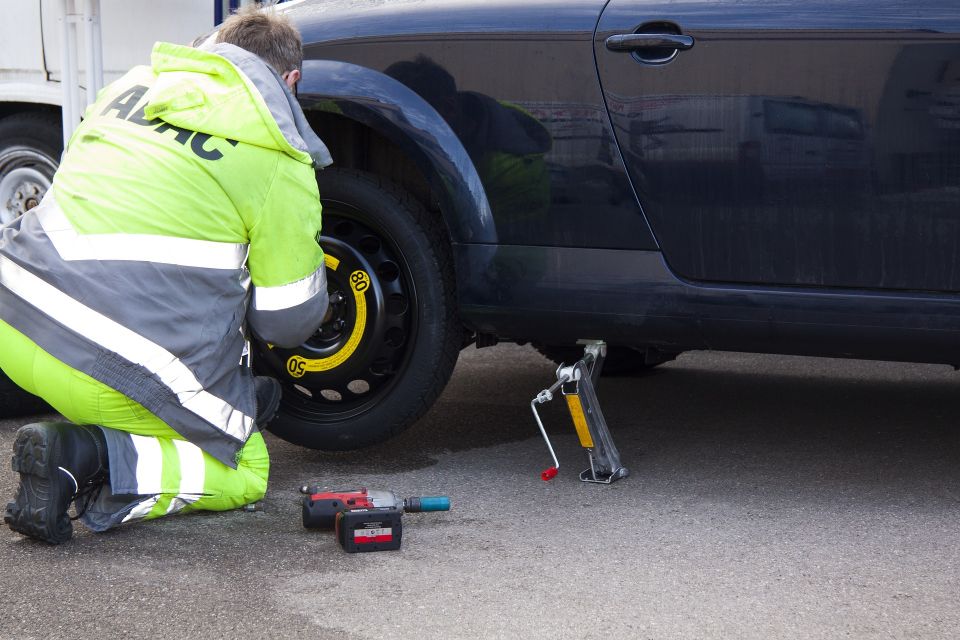 pana de cauciuc - reparatie cauciuc, mecanic, masina
